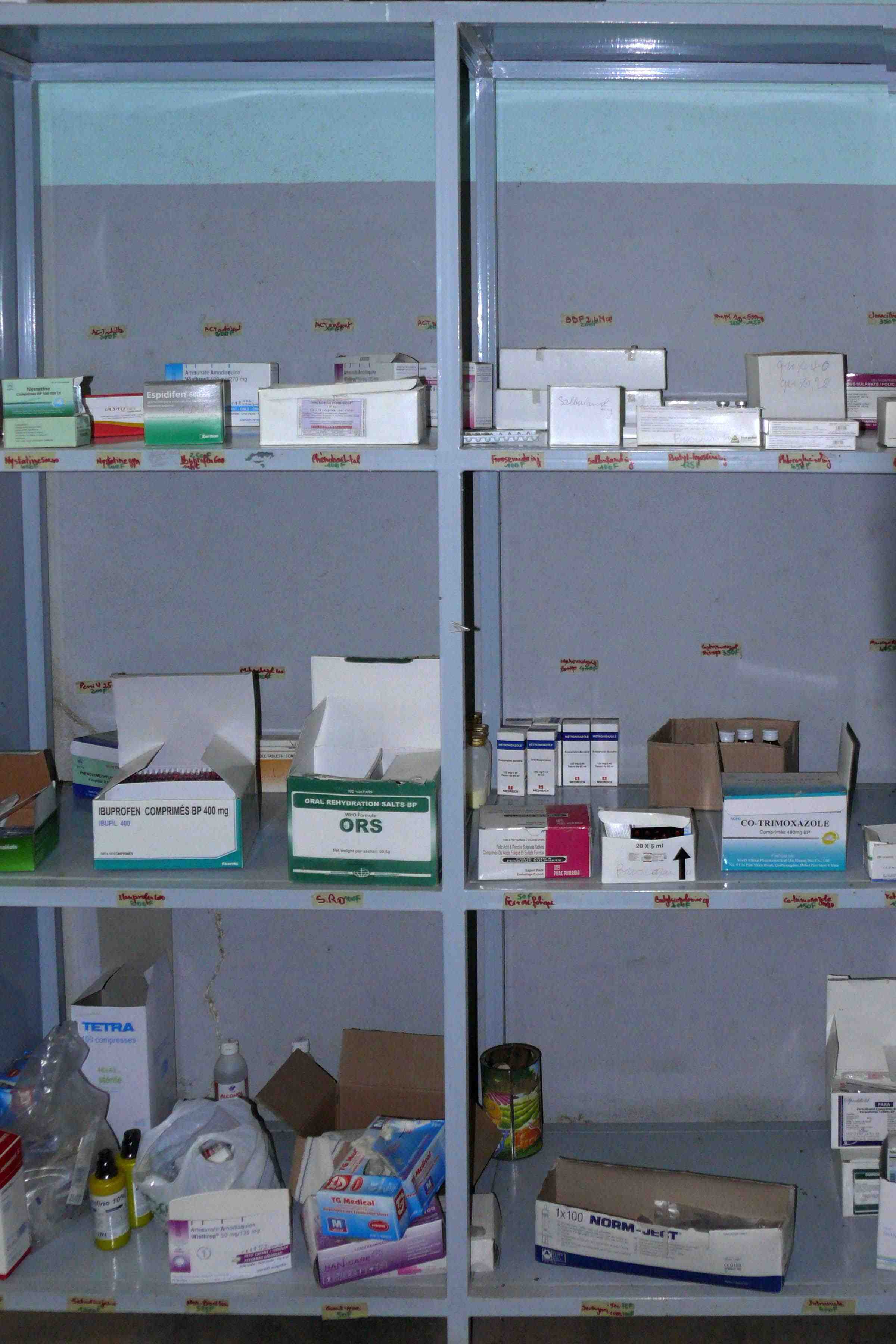 une vue partielle de la pharmacie - pourunzebu.com